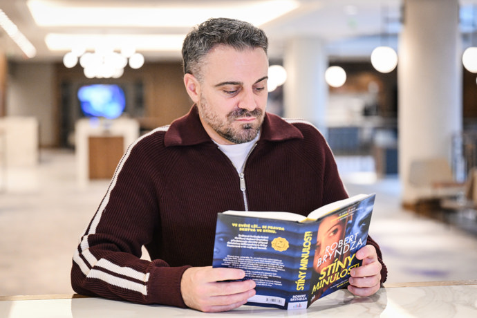 Britský spisovatel Robert Bryndza představil v Praze svou novou knihu.