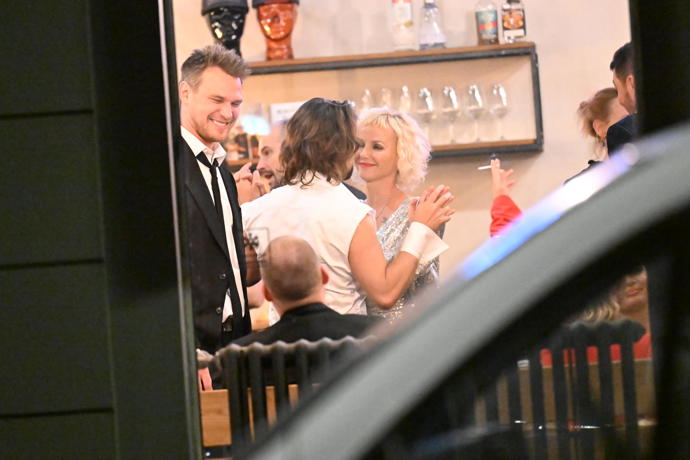 Pár si připíjí na úspěchy v anketě.