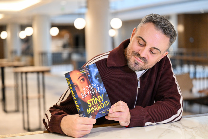 Britský spisovatel Robert Bryndza představil v Praze svou novou knihu.
