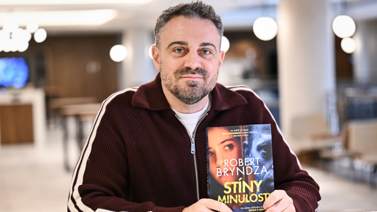Britský spisovatel Robert Bryndza představil v Praze svou novou knihu.