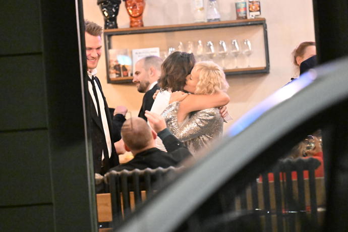 Manželé se skvěle bavili až do pozdních hodin.