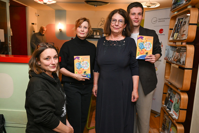 Daniel Krejčík s Jitkou Čvančarovou na křtu knihy Rozverné básničky.