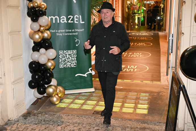 Petr Janda při odchodu z večírku.
