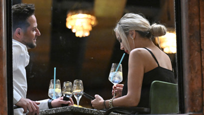 FOTO: Denise Ayverdi si dopřávala alkohol.