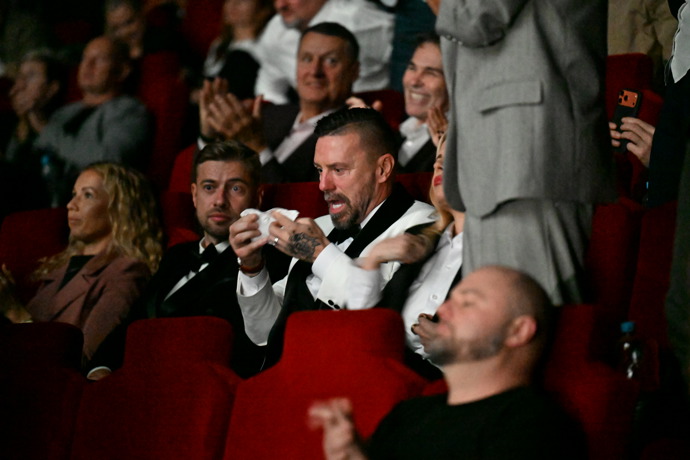 Řepka si utírá slzy, film ho hluboce zasáhl.