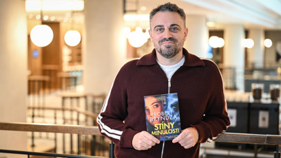 FOTO: Britský spisovatel Robert Bryndza představil v Praze svou novou knihu.