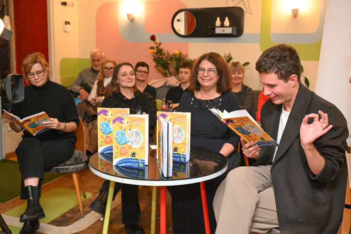 Daniel Krejčík přečetl z knihy básničku.