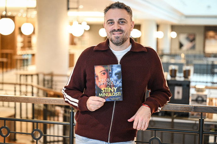 Britský spisovatel Robert Bryndza představil v Praze svou novou knihu.