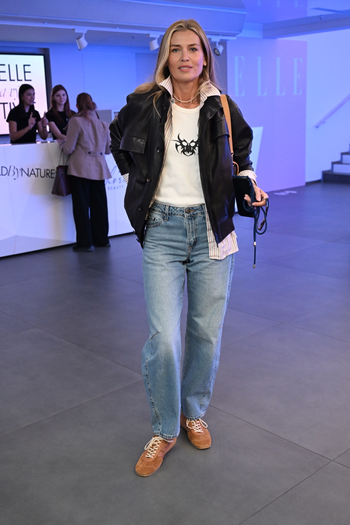 Daniela Peštová oblékla černou bundu, bílé tričko s potiskem a džíny. 