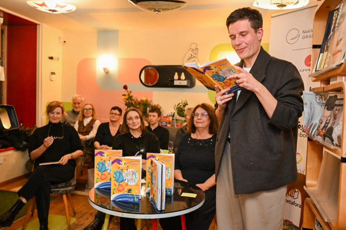 Daniel Krejčík na křtu knihy Rozverné básničky.