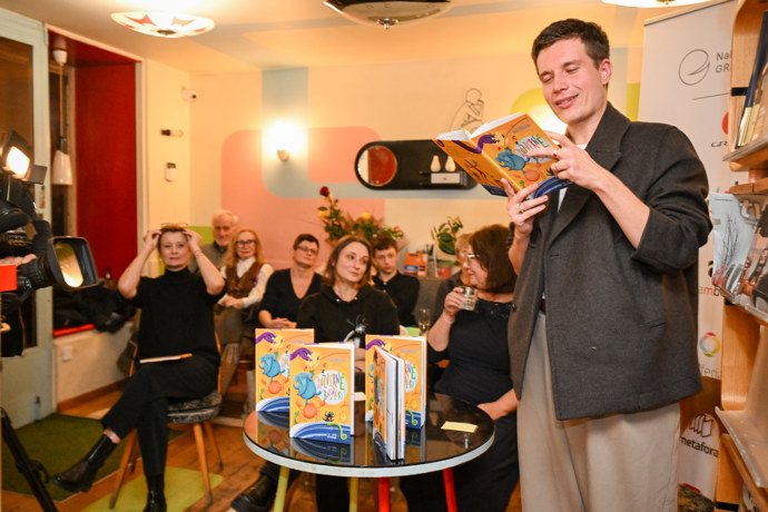 Herec Daniel Krejčík na křtu knihy Rozverné básničky.