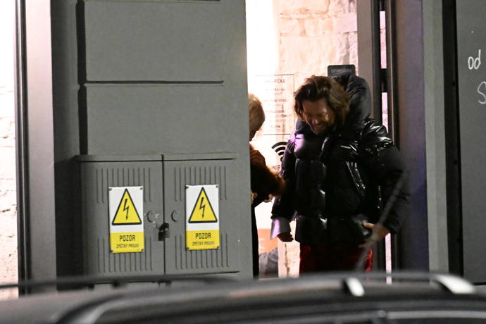 Krajčo se ženou při odchodu.