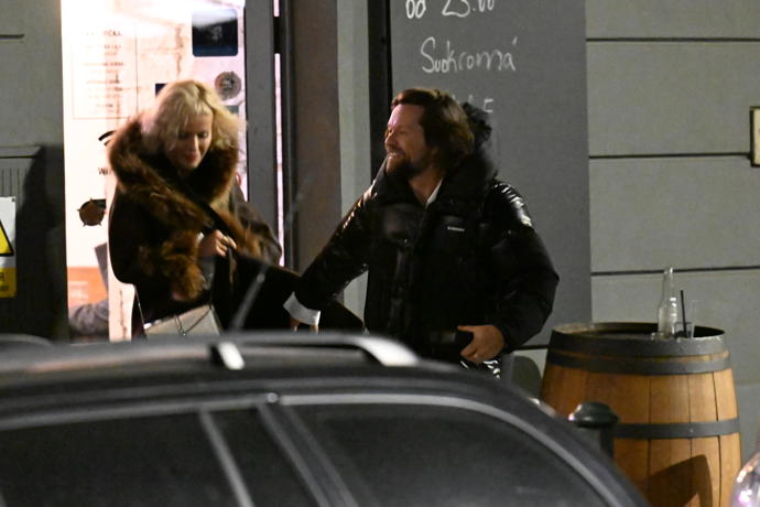 Manželé odcházeli dobře naladěni.