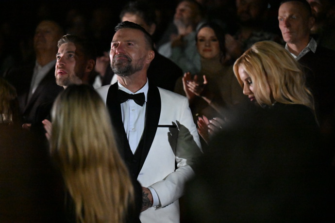 Fotbalový bouřlivák přemožený dojetím.