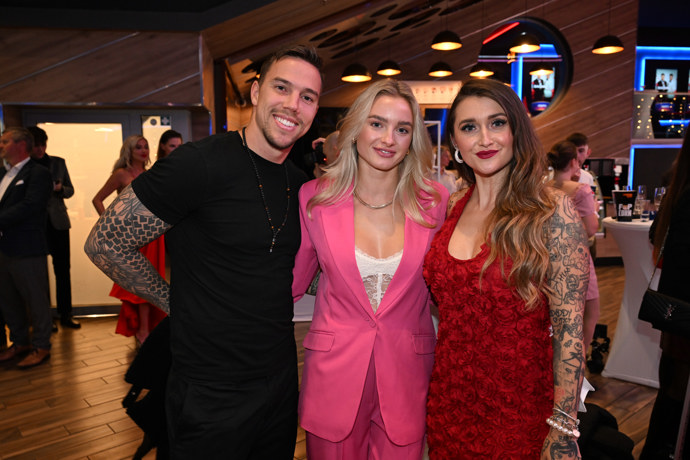 Influenceři na promítání Bachelora. 