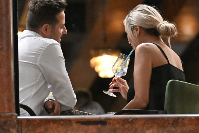 Bobina s doprovodem popíjeli.