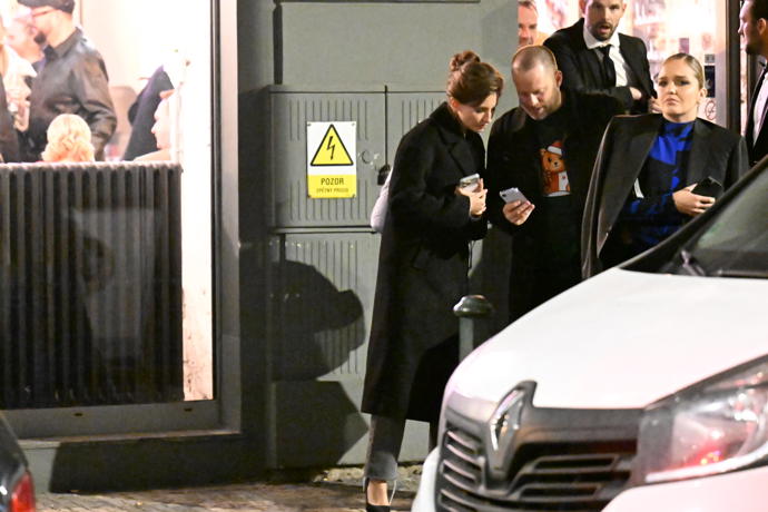 Jakub Prachař a Sara Sandeva na odchodu z párty.