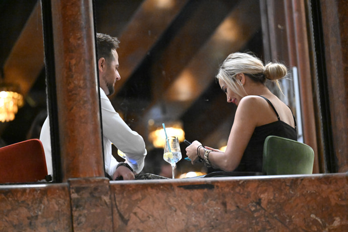 Denise po boku fešáka. 