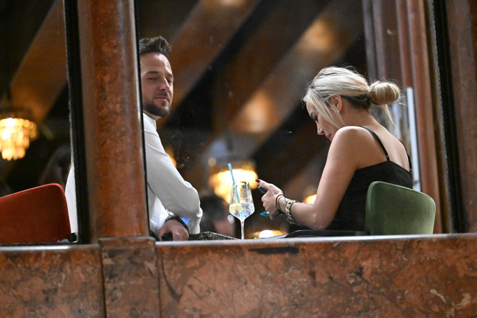 Pár společně po premiéře filmu poseděl u skleničky.