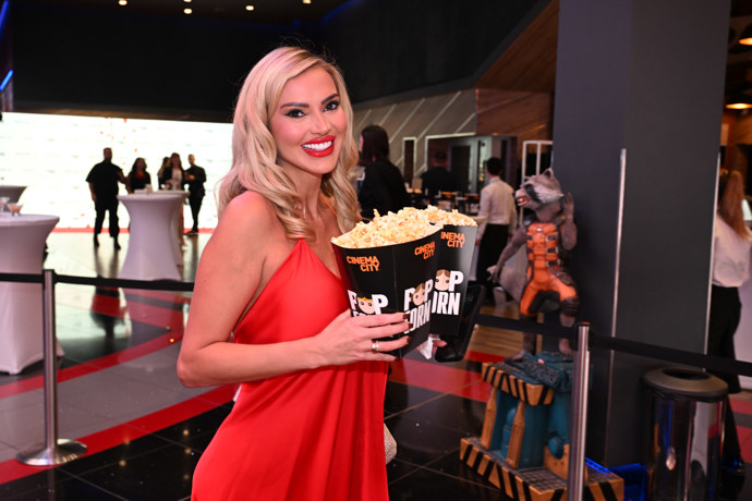 Denise Ayverdi na promítání Bachelora. 