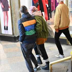 Erika odcházela s partnerem.