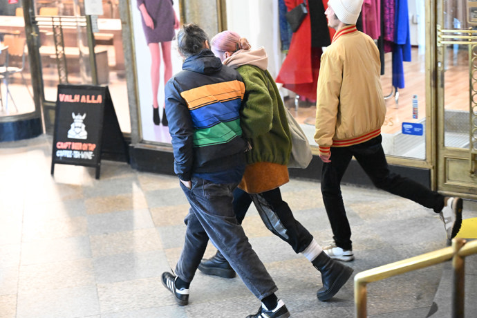 Erika odcházela s partnerem.