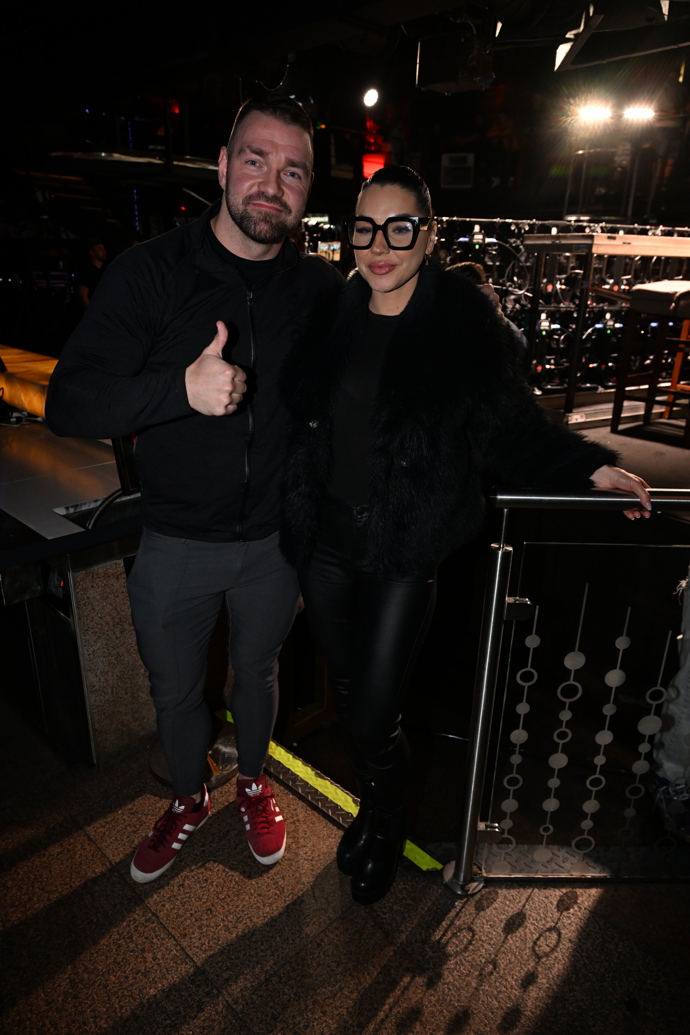 Karlose Bendu dorazila na tiskovou konferenci podpořit partnerka.