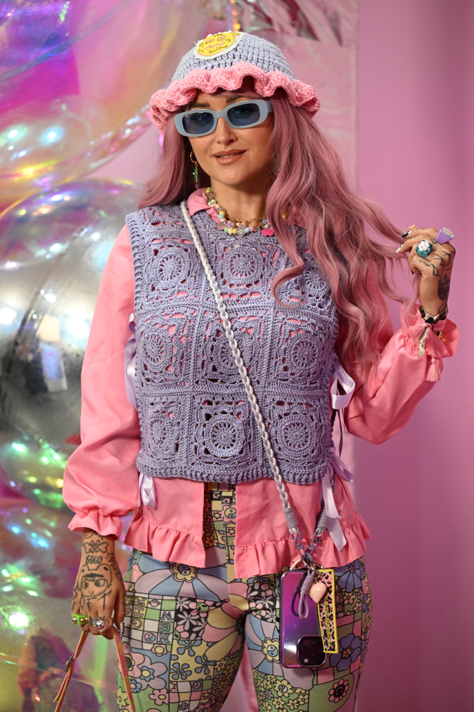 V Barbie stylu se nesly také Sharlotiny doplňky. 