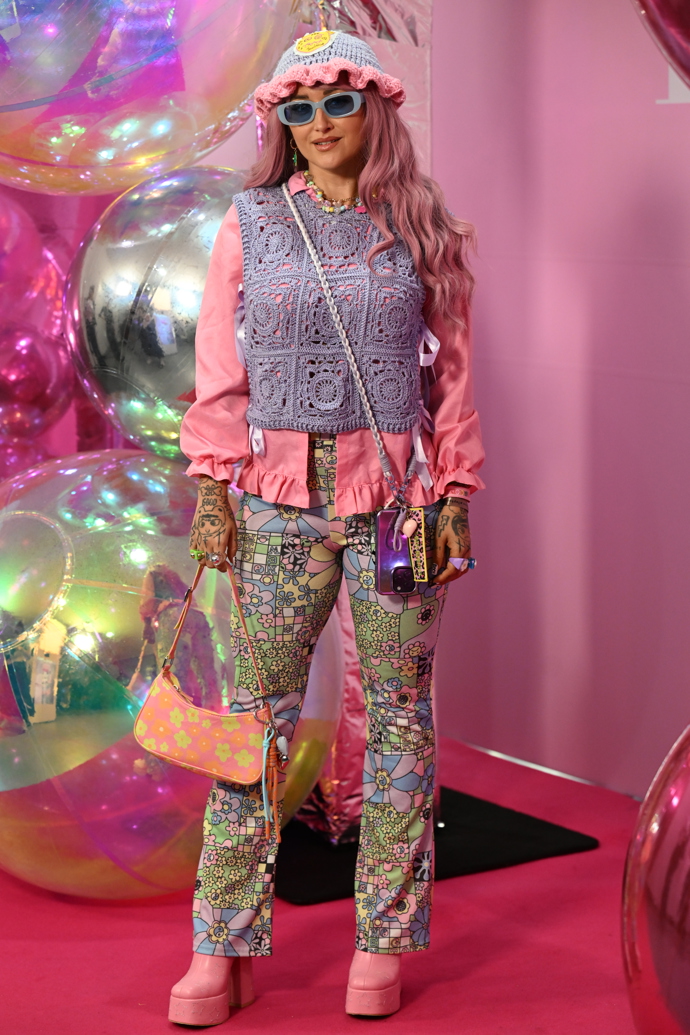 Zpěvačka Sharlota.