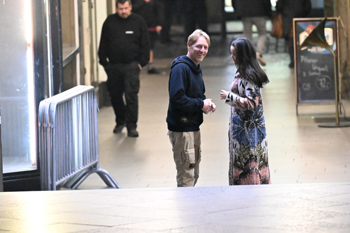 Karel Janeček dorazil se ženou. 