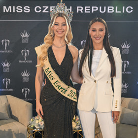 Vítězka světové soutěže Miss Earth 2025 Natálie Puškinová s prezidentkou Miss Czech Republic Taťánou Makarenko.
