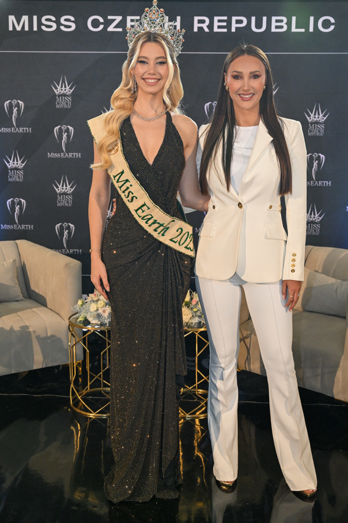 Vítězka světové soutěže Miss Earth 2025 Natálie Puškinová s prezidentkou Miss Czech Republic Taťánou Makarenko.
