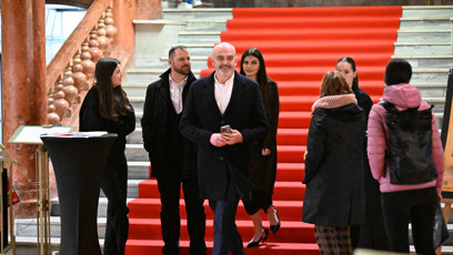 FOTO: René Decastelo s dcerou Zuzanou při odchodu.