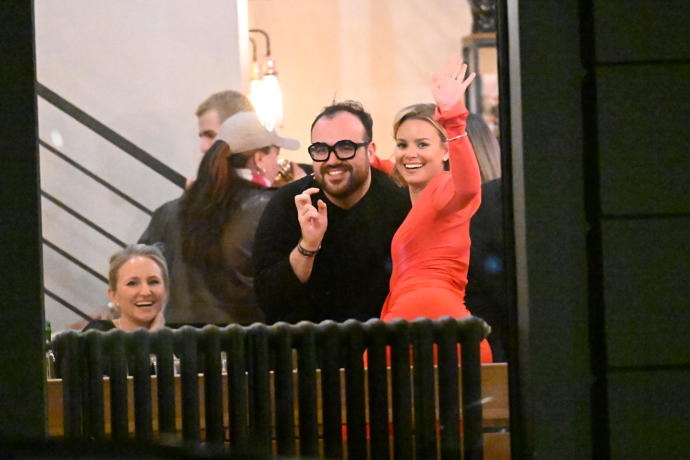 Patricie Solaříková v obležení přátel.