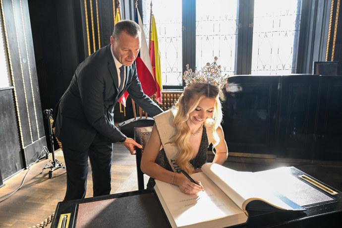 Vítězka světové soutěže Miss Earth 2025 Natálie Puškinová.