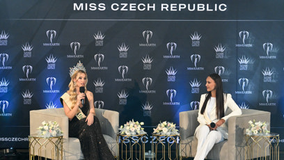 FOTO: Vítězka světové soutěže Miss Earth 2025 Natálie Puškinová s Taťánou Makarenko na pódiu.