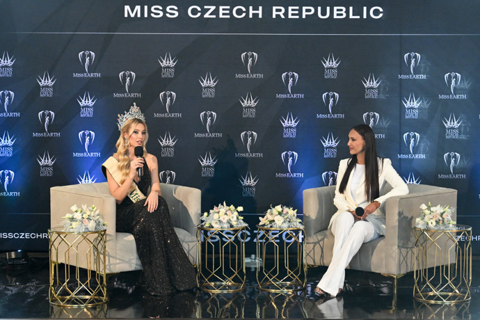 Vítězka světové soutěže Miss Earth 2025 Natálie Puškinová s Taťánou Makarenko na pódiu.