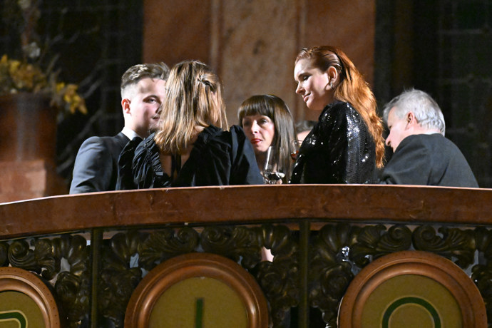 Hlouček herců na skleničce.