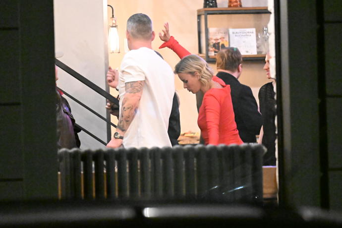 Herečka se na parketu odvázala se svými kamarády.