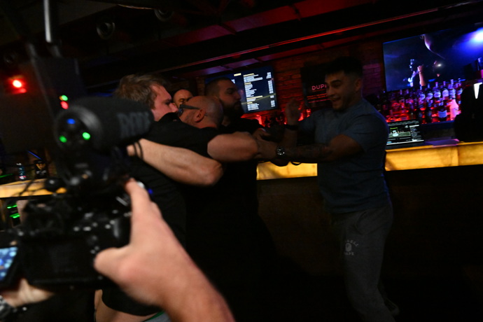 Veselý se neudržel a skočil z pódia.