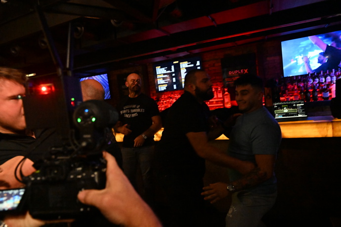 Skok z pódia odstartoval naprostý chaos.