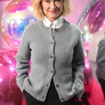 Herečka Dana Batulková košilí s límečkem ozvláštňuje kardigany.