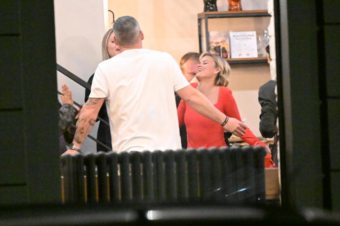 Patricie Solaříková v obležení přátel.
