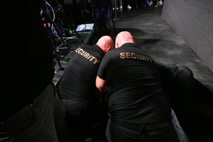 Detail na zásah security, která Veselého zalehla.