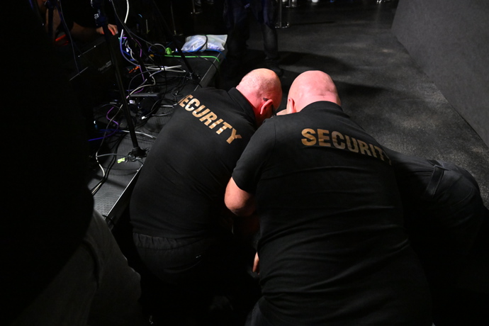 Detail na zásah security, která Veselého zalehla.