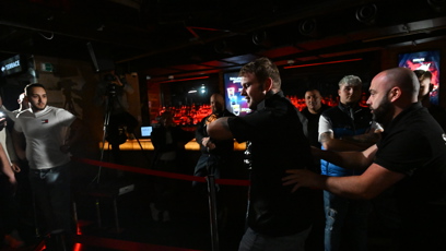 FOTO: Veselého odtahují pryč ze sálu.