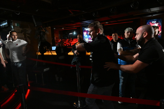 Veselého odtahují pryč ze sálu.