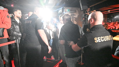 FOTO: Tisková konference se změnila v bitevní pole.