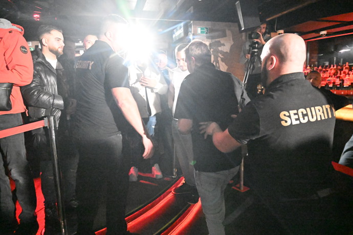 Tisková konference se změnila v bitevní pole.