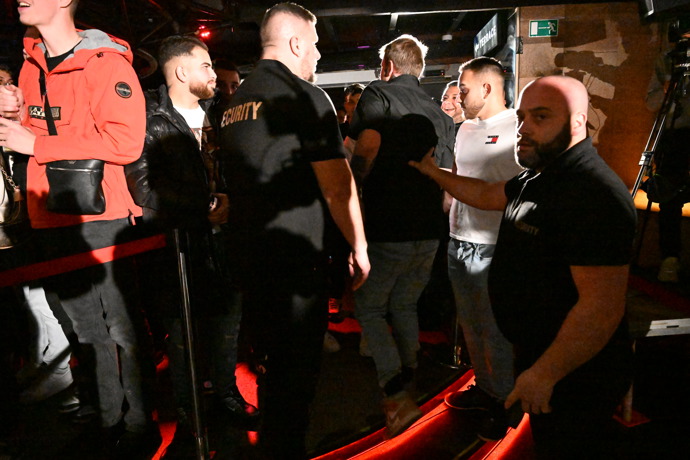 Celý incident sledovali přítomní diváci.